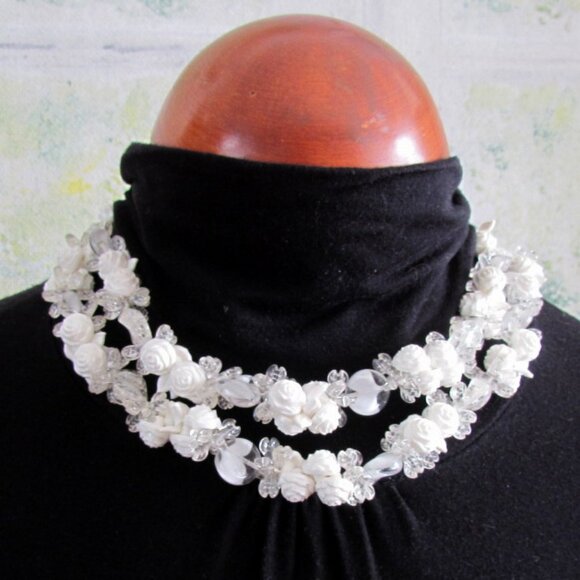 VINTAGE Jewelry - WHITE NECKLACE, VINTAGE ROSES w CLEAR LEAVES, BEAUTIFUL! 13"-16" 2-STRAND CHOKER